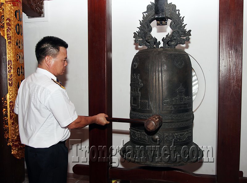Chuông đồng trong chùa