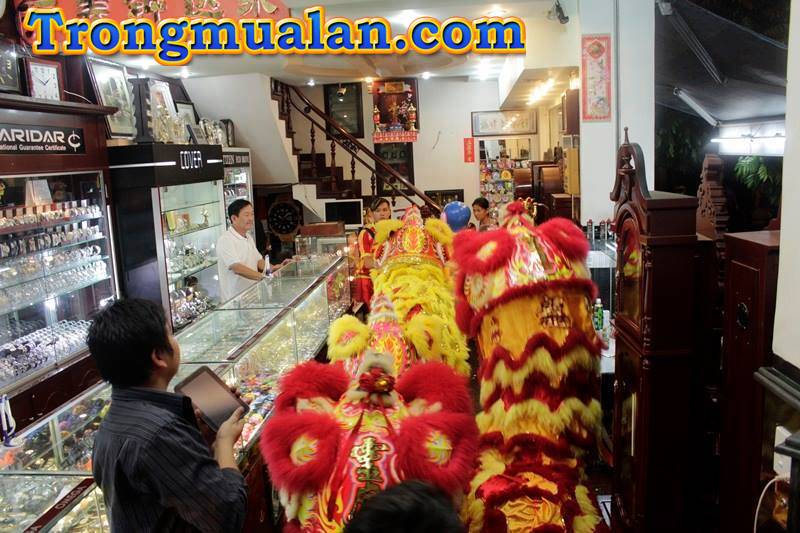 thuê múa lân khai trương