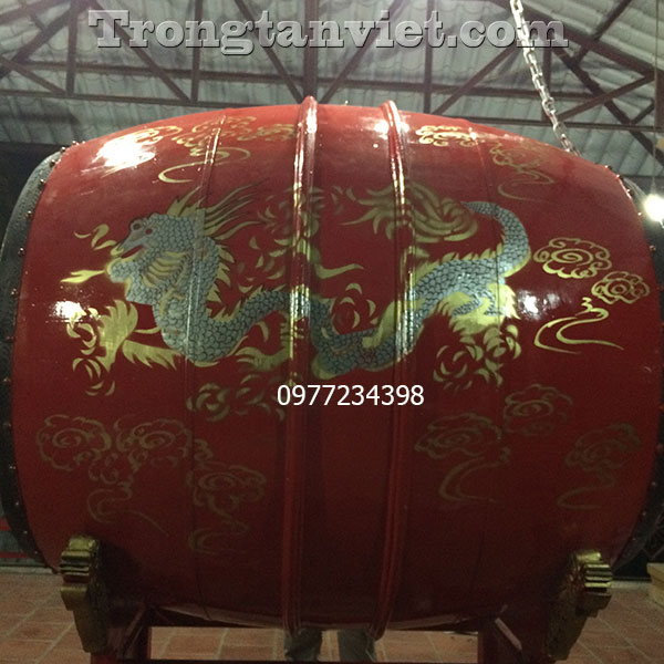 trống gỗ sau khi sơn đỏ vẽ rồng mây